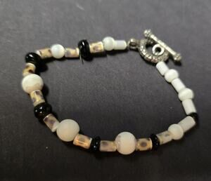Black White Glass Beaded Bracelet Womens Silver Tone Toggle Jewelry 7.5in Boho